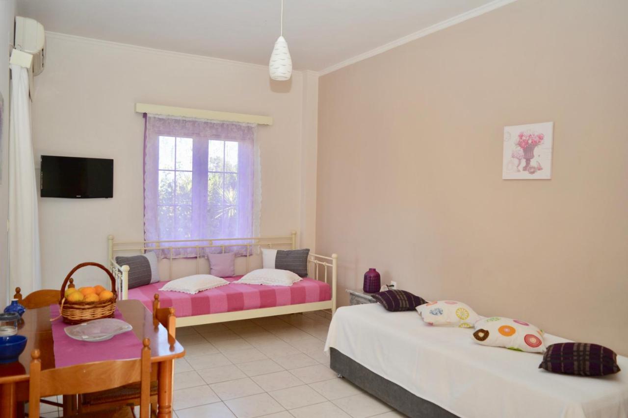 Troumpas Family Rooms & Apartments Leonídion Exterior foto